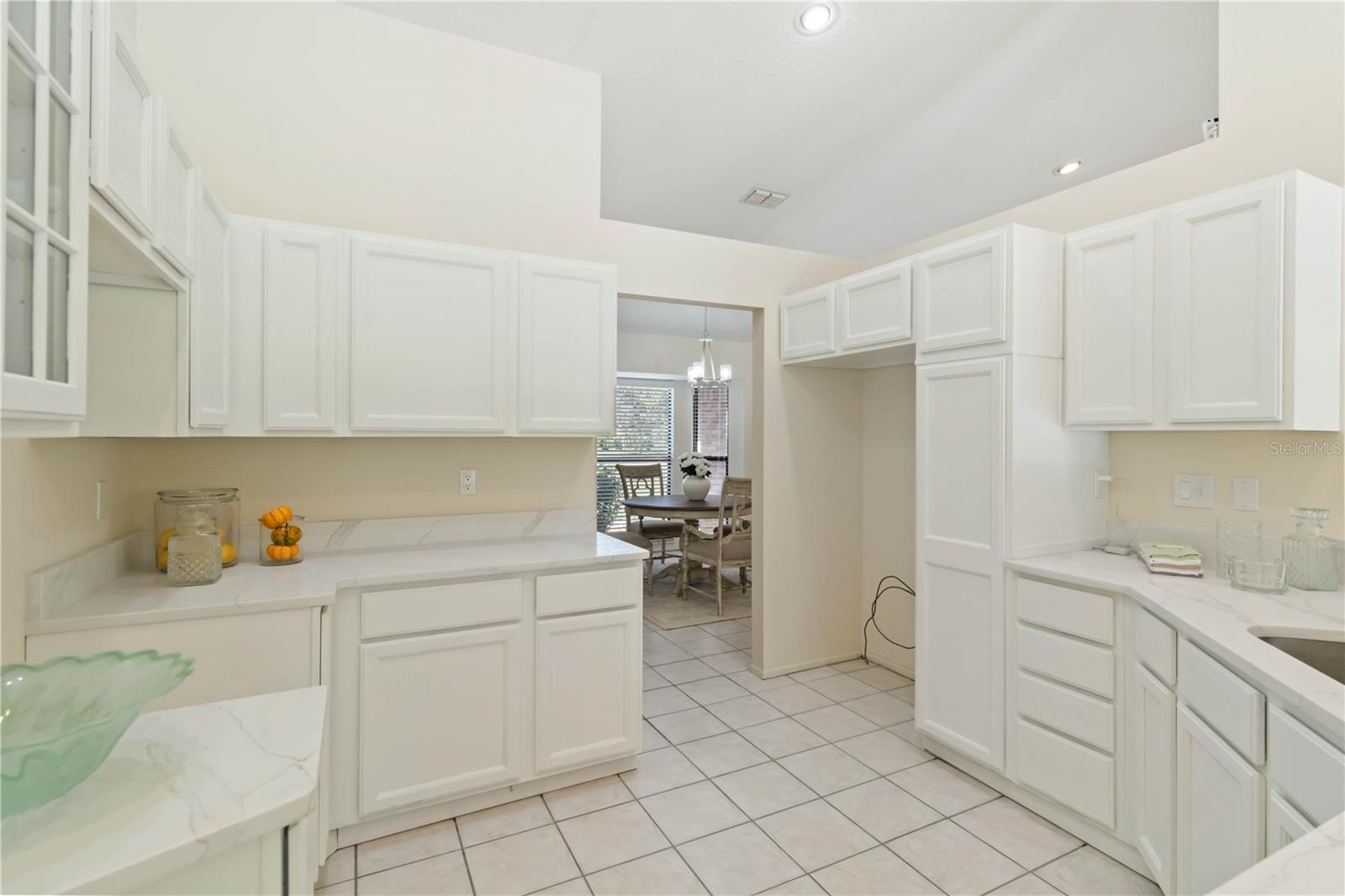 Image 20 of 48 For 5206 Woodlawn Circle E