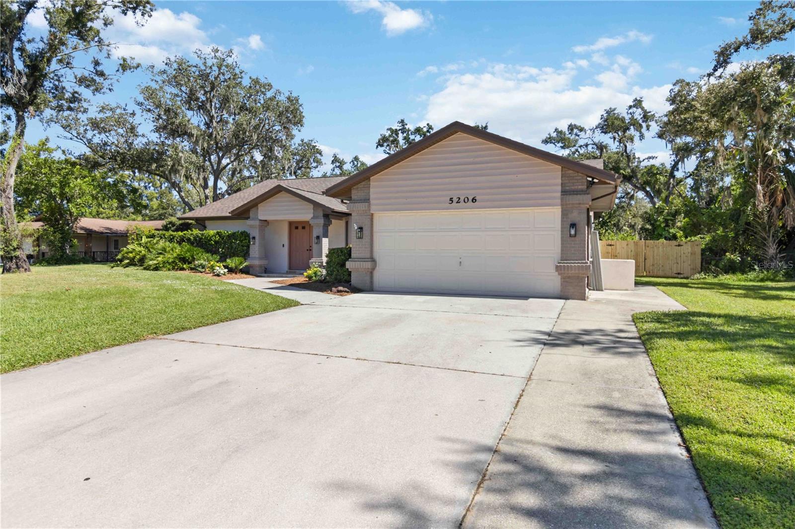 Image 3 of 48 For 5206 Woodlawn Circle E