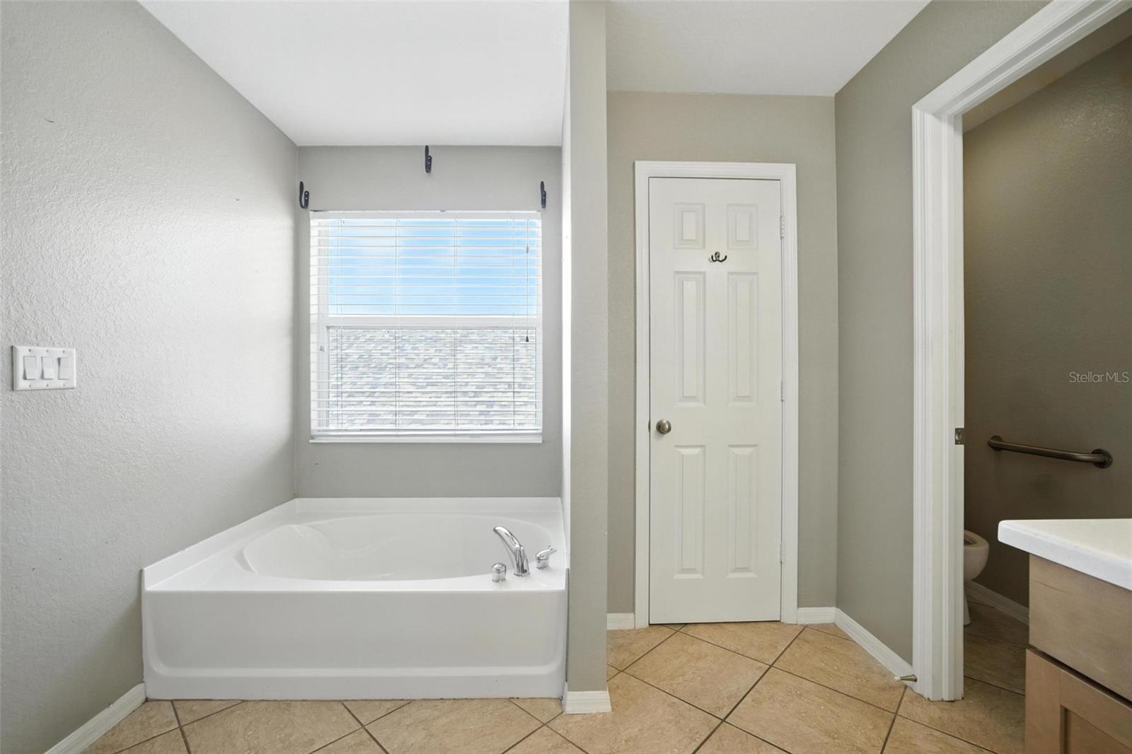 Image 18 of 43 For 9010 Gladiolus Preserve Circle