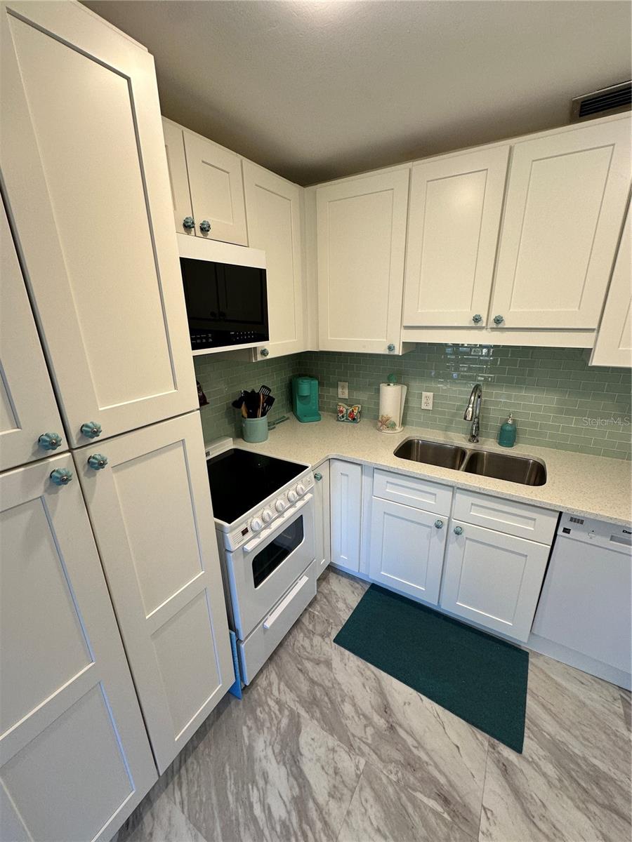 Image 22 of 37 For 4578 Red Maple Road 904