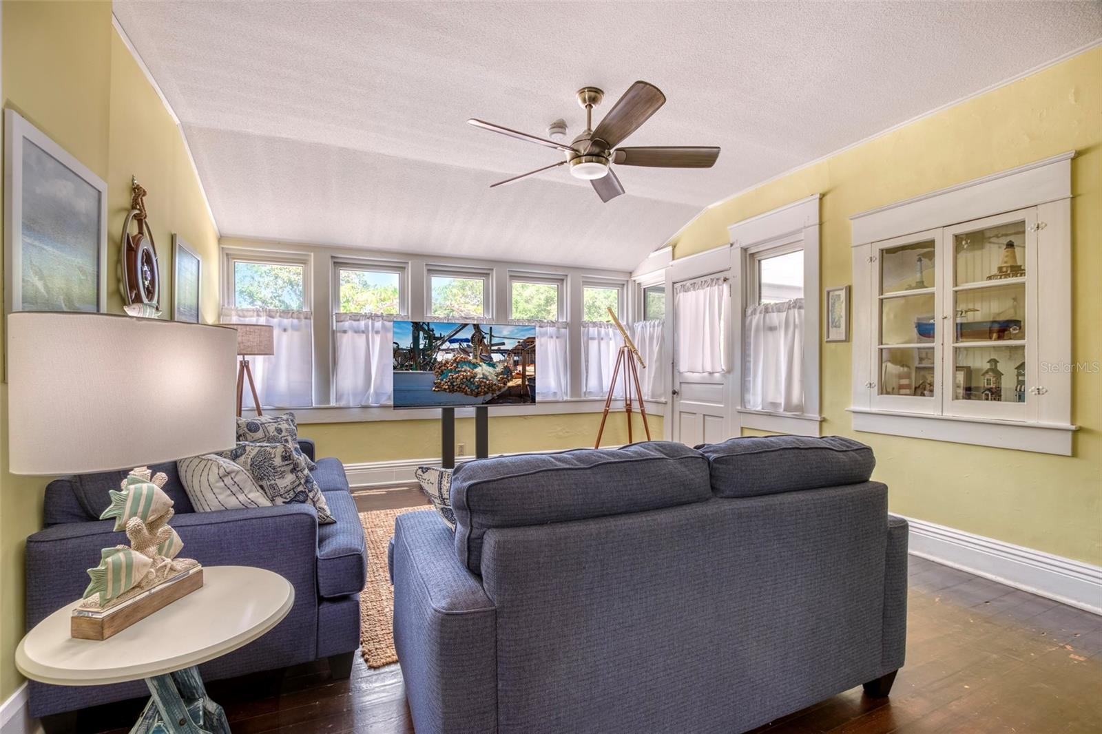 Image 18 of 76 For 304 15th Street W