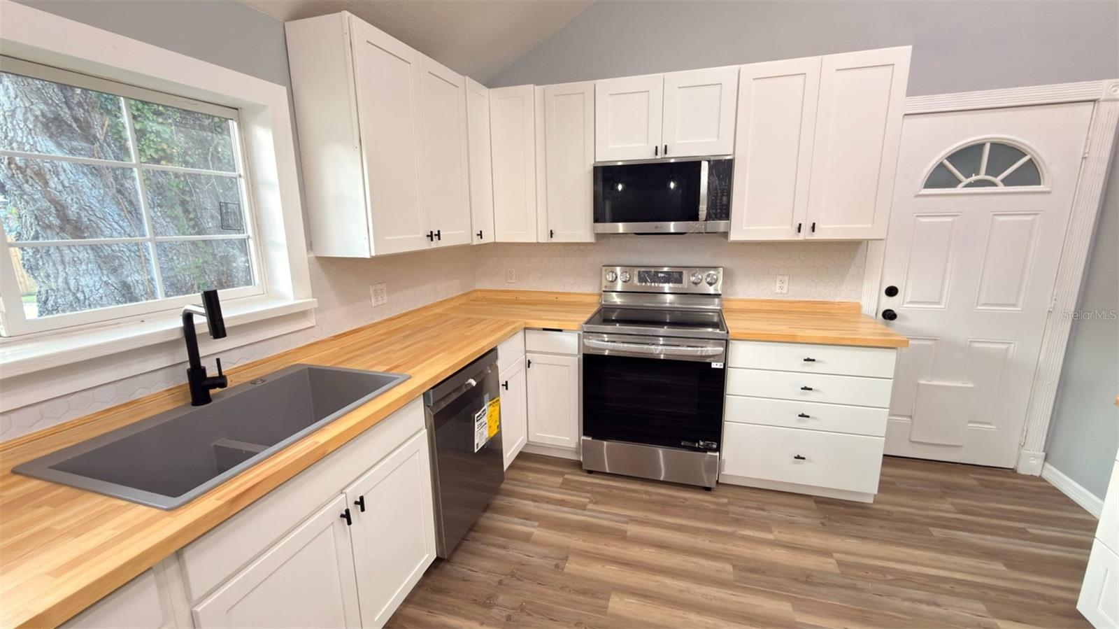 Image 6 of 46 For 14740 Johns Road