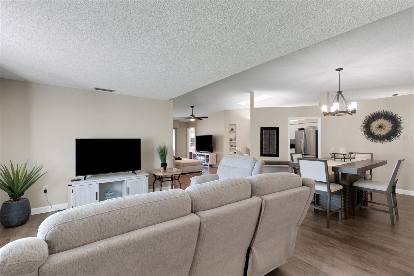 Image 3 of 50 For 5621 Garden Lakes Palm