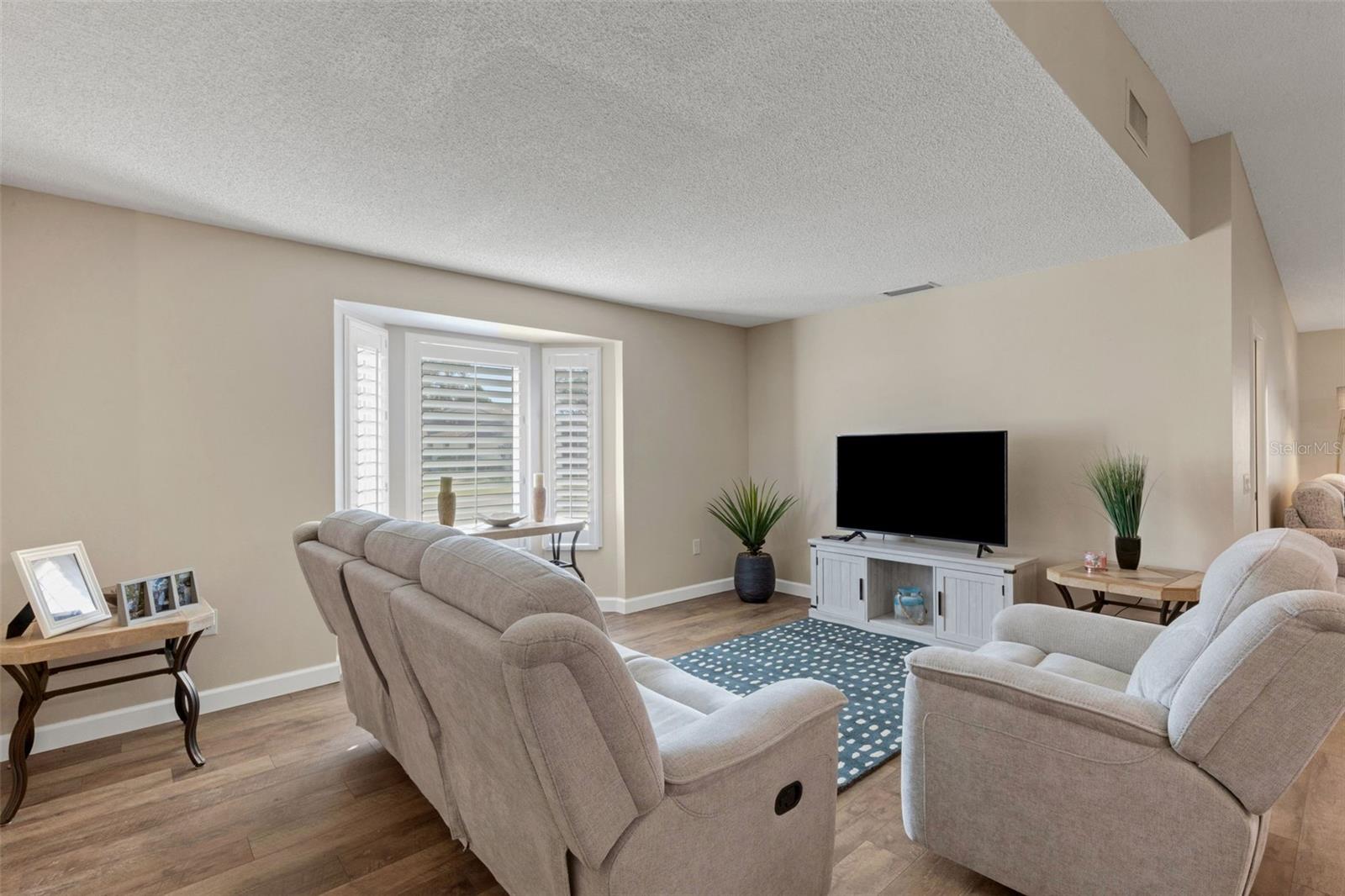 Image 6 of 50 For 5621 Garden Lakes Palm