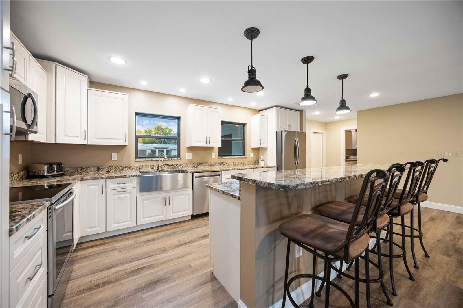 Image 11 of 94 For 635 Tropical Circle