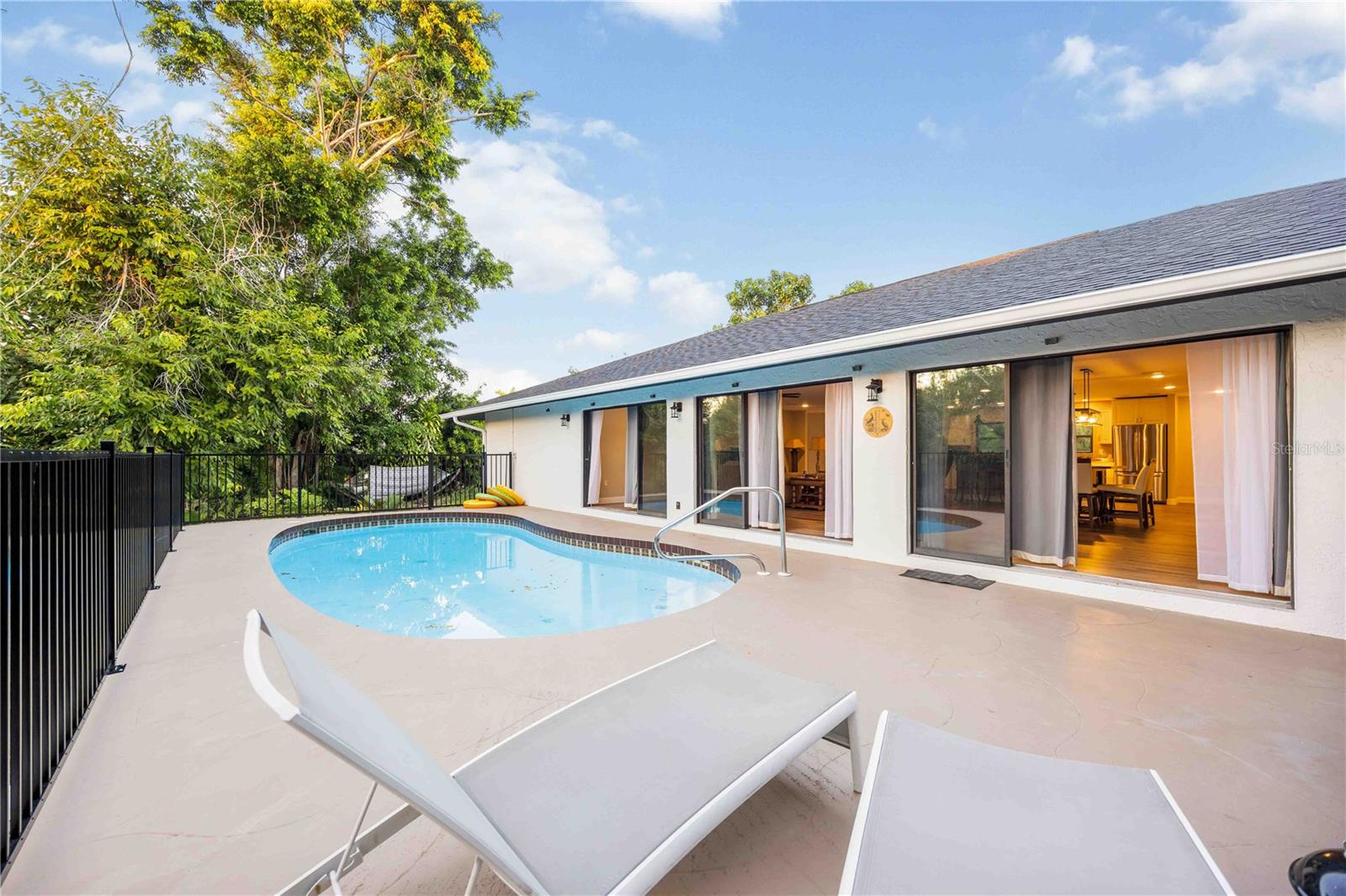 Image 12 of 94 For 635 Tropical Circle