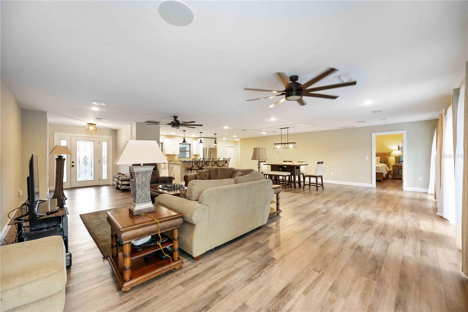 Image 14 of 94 For 635 Tropical Circle