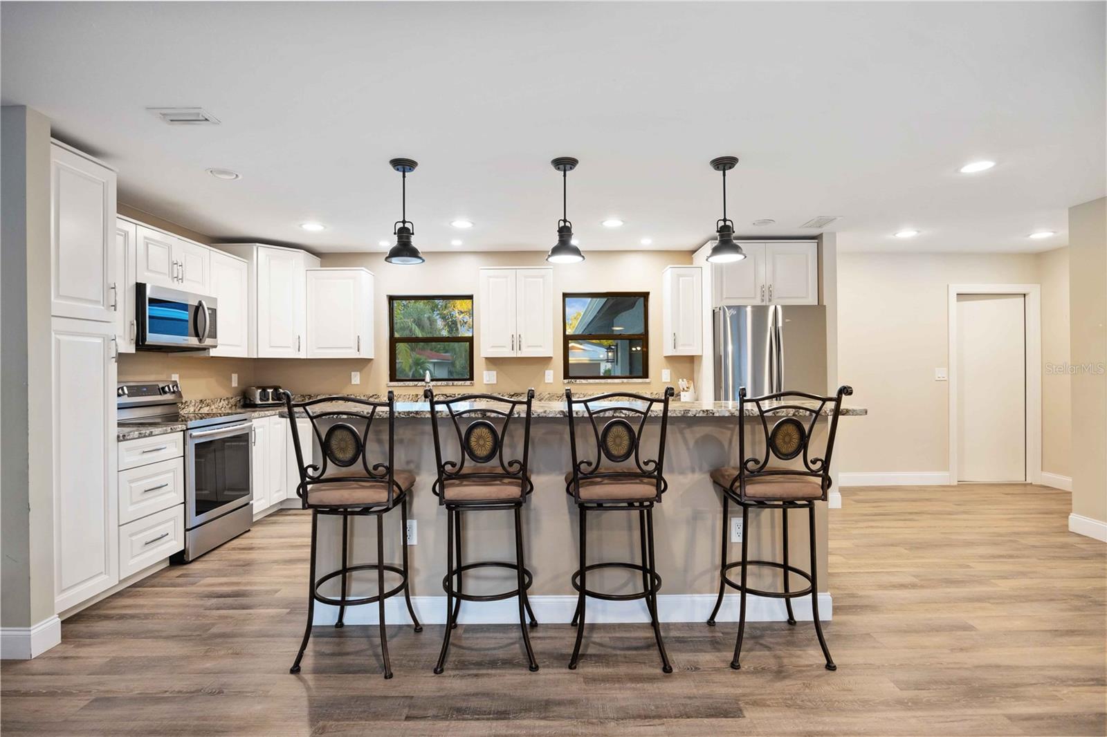 Image 15 of 94 For 635 Tropical Circle