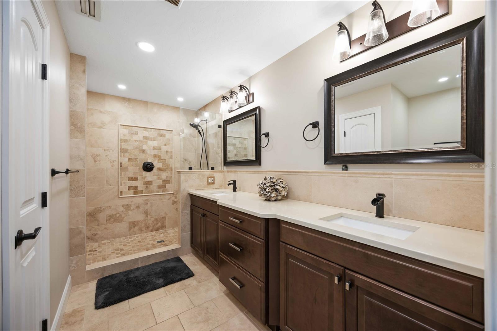 Image 17 of 94 For 635 Tropical Circle