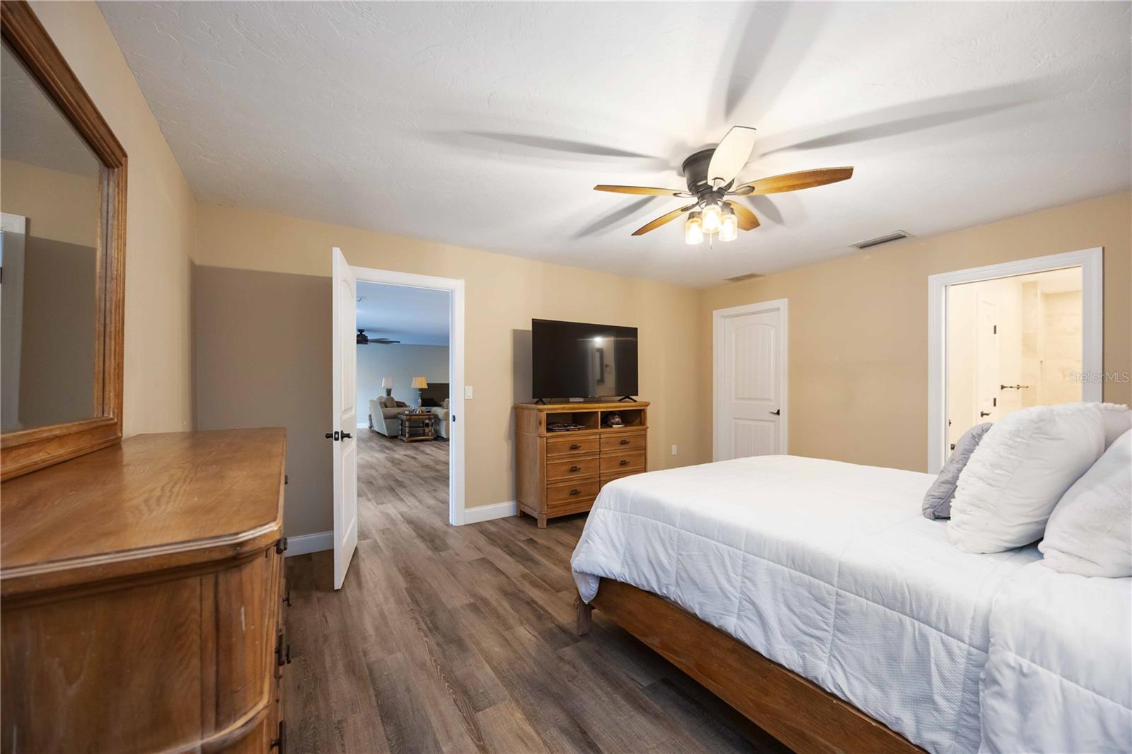 Image 19 of 94 For 635 Tropical Circle