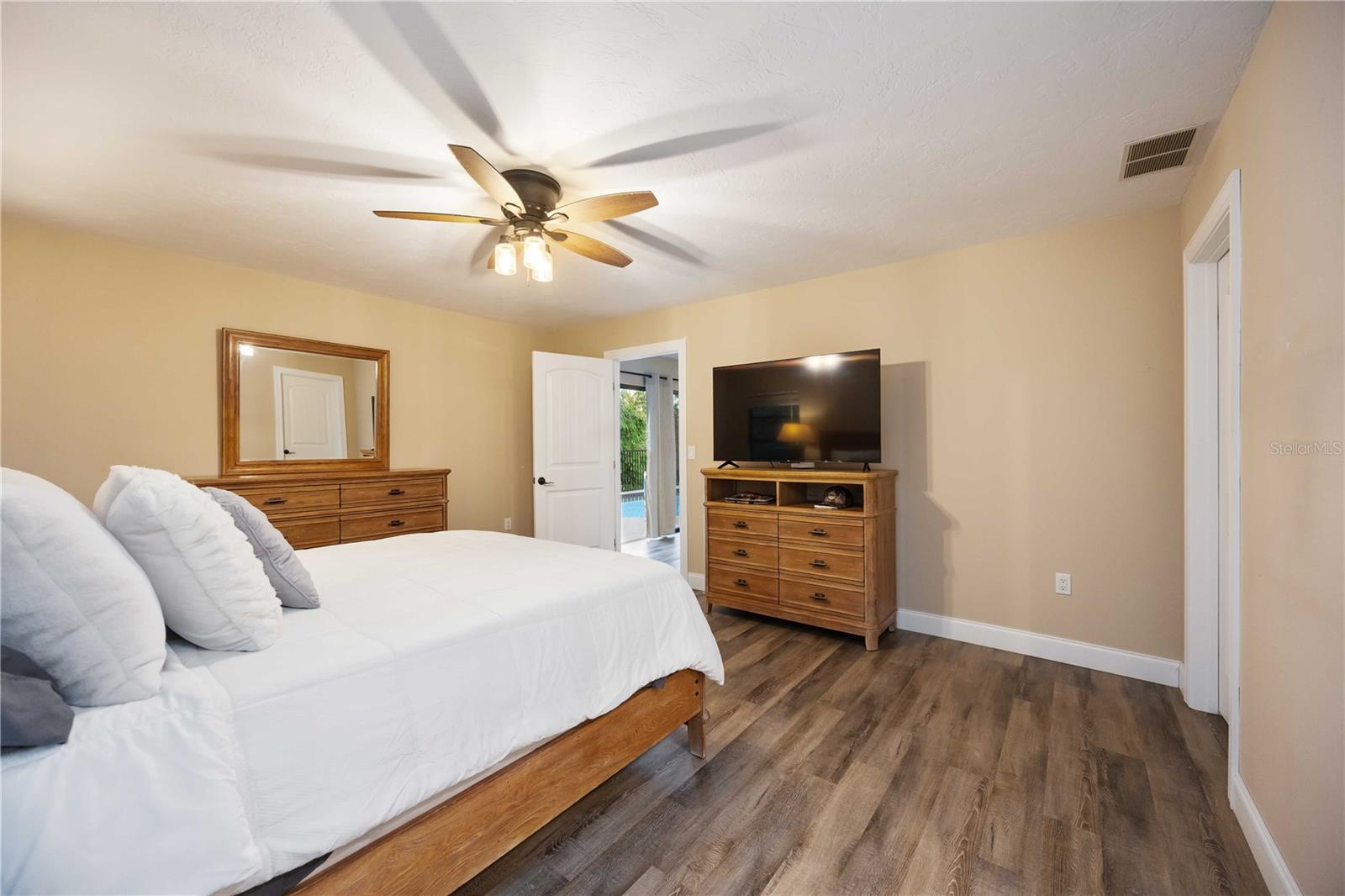 Image 20 of 94 For 635 Tropical Circle