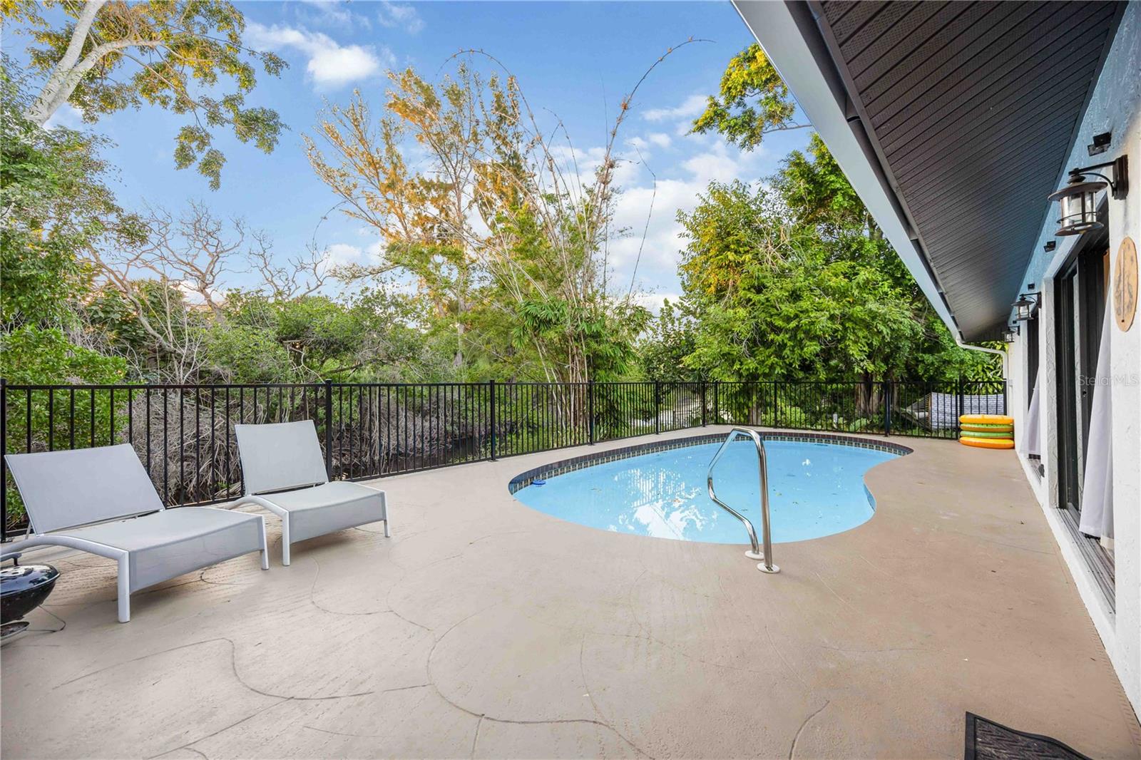 Image 31 of 94 For 635 Tropical Circle