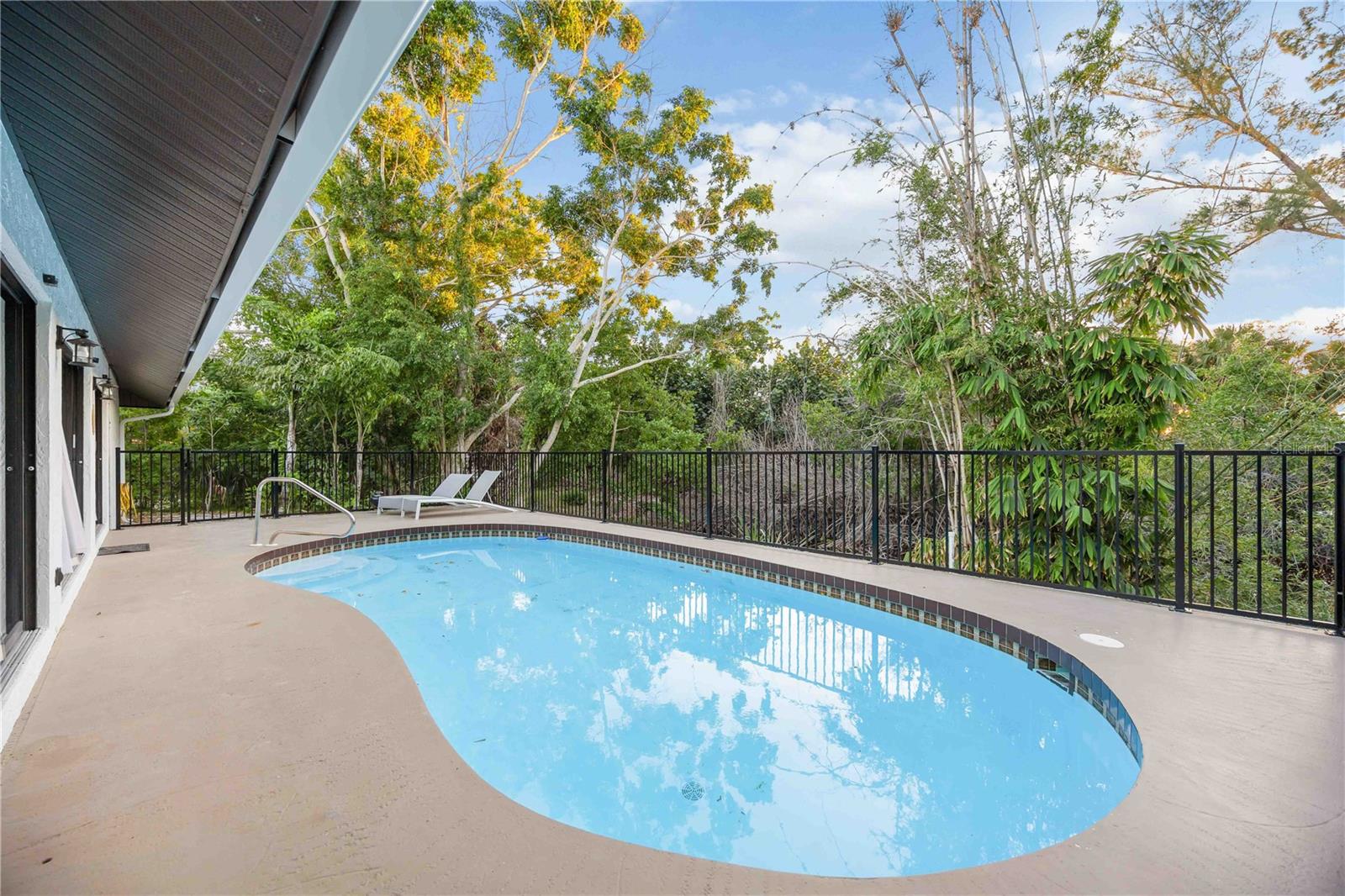 Image 33 of 94 For 635 Tropical Circle