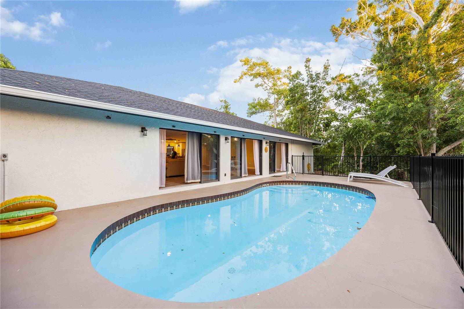 Image 34 of 94 For 635 Tropical Circle