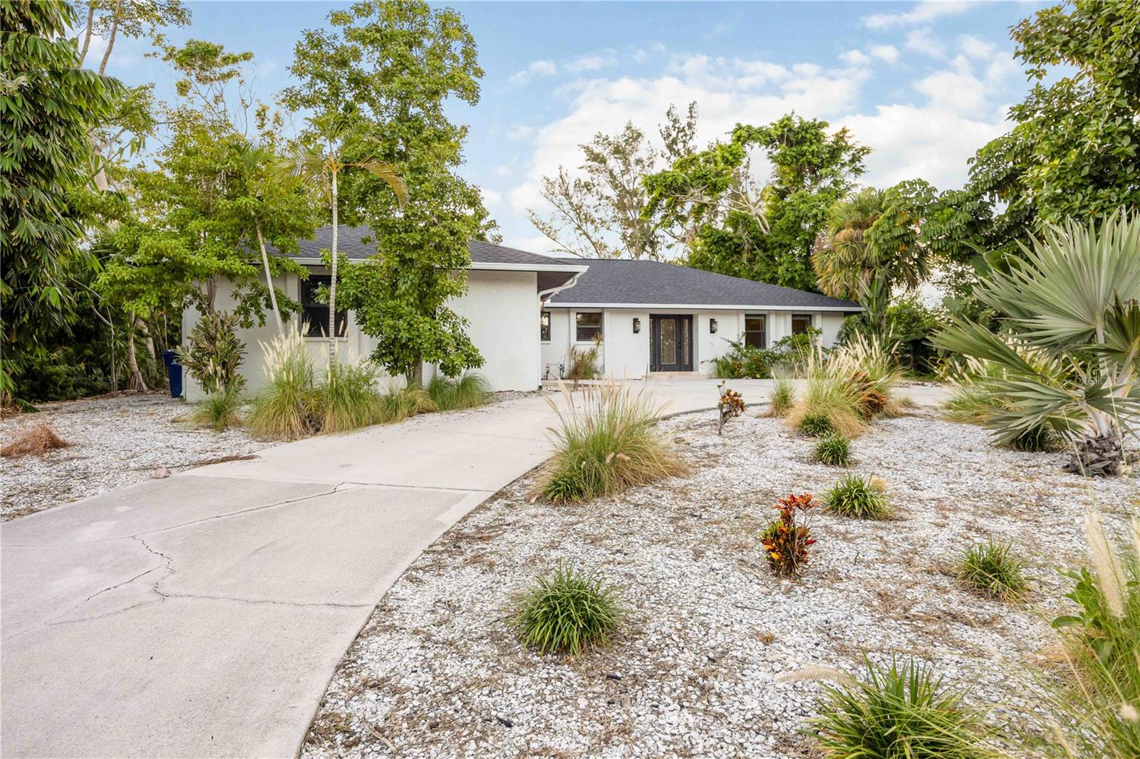 Image 5 of 94 For 635 Tropical Circle