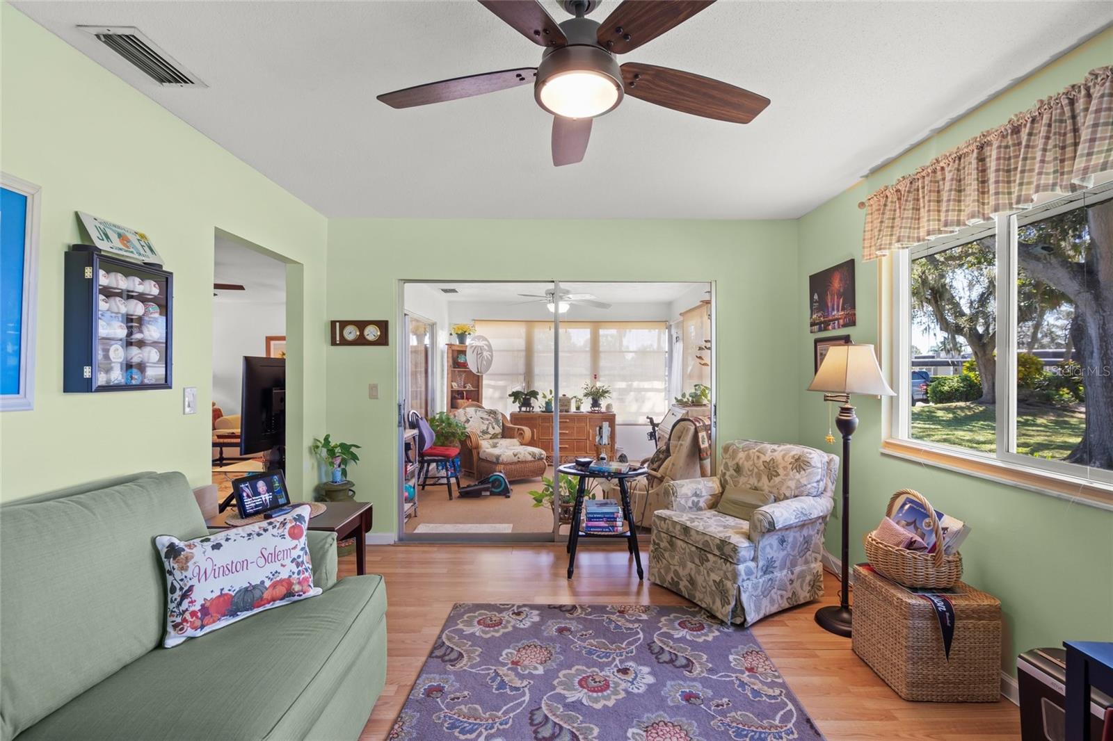 Image 19 of 41 For 1325 Glen Oaks Drive E 133