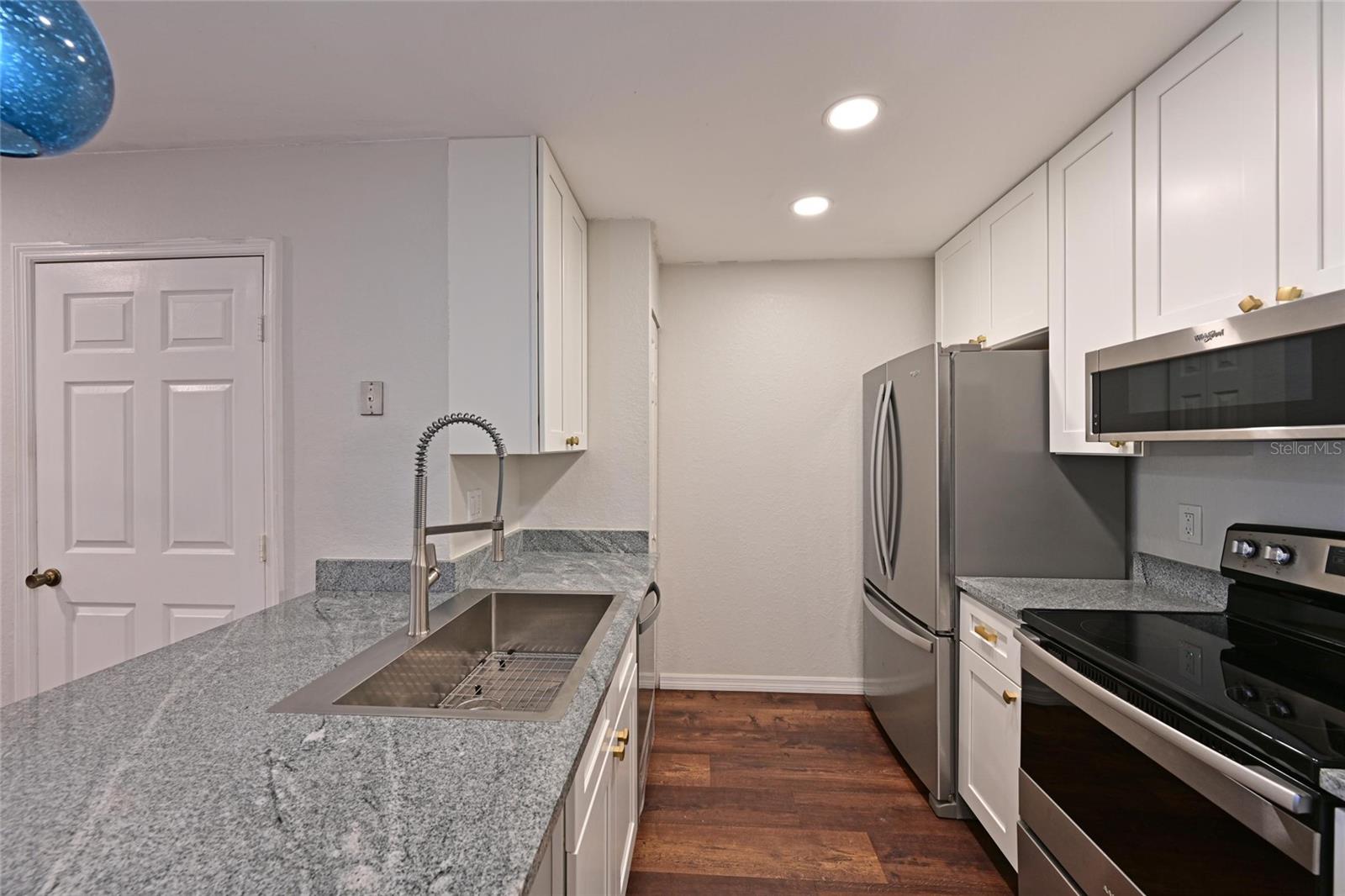 Image 15 of 40 For 8809 Manor Loop 106