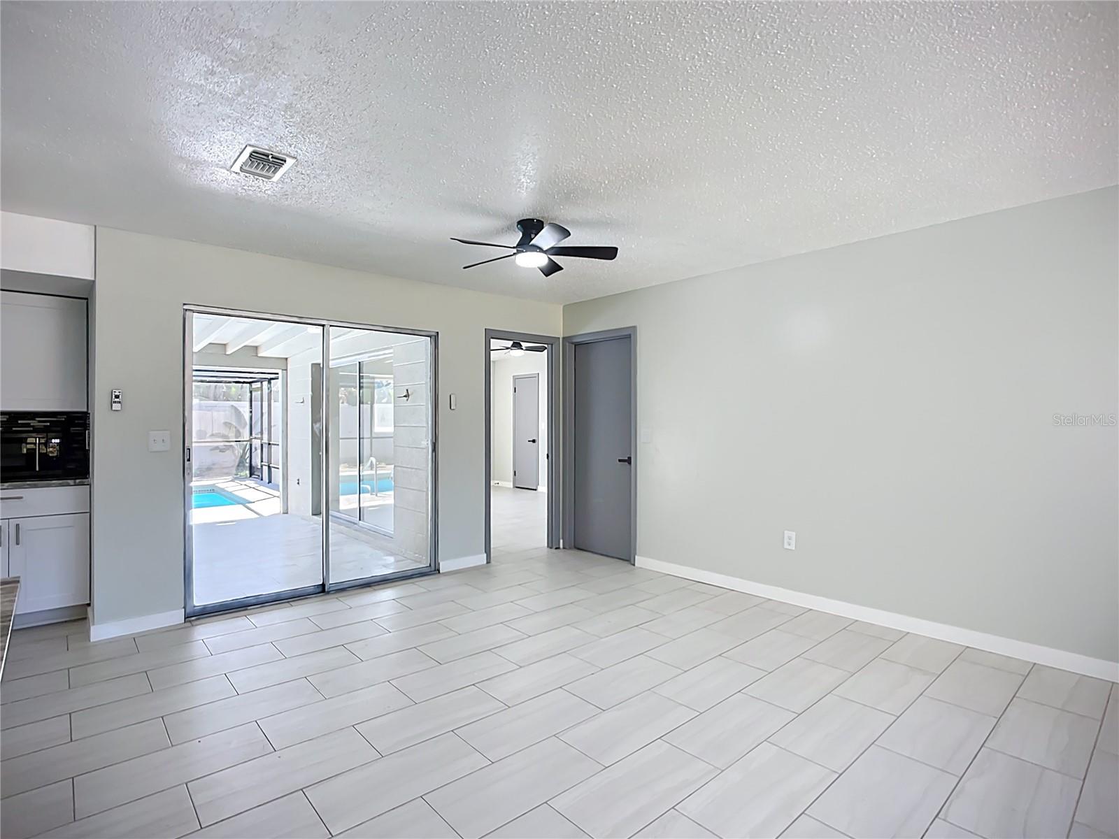 Image 10 of 33 For 3303 Cambridge Drive W