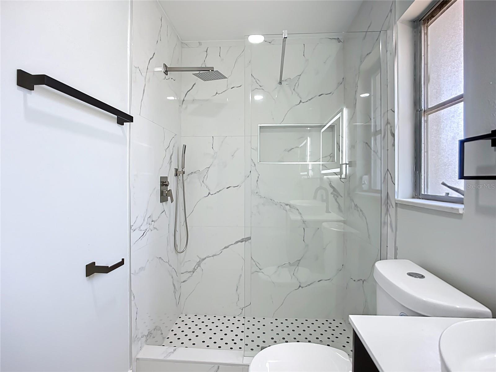 Image 19 of 33 For 3303 Cambridge Drive W