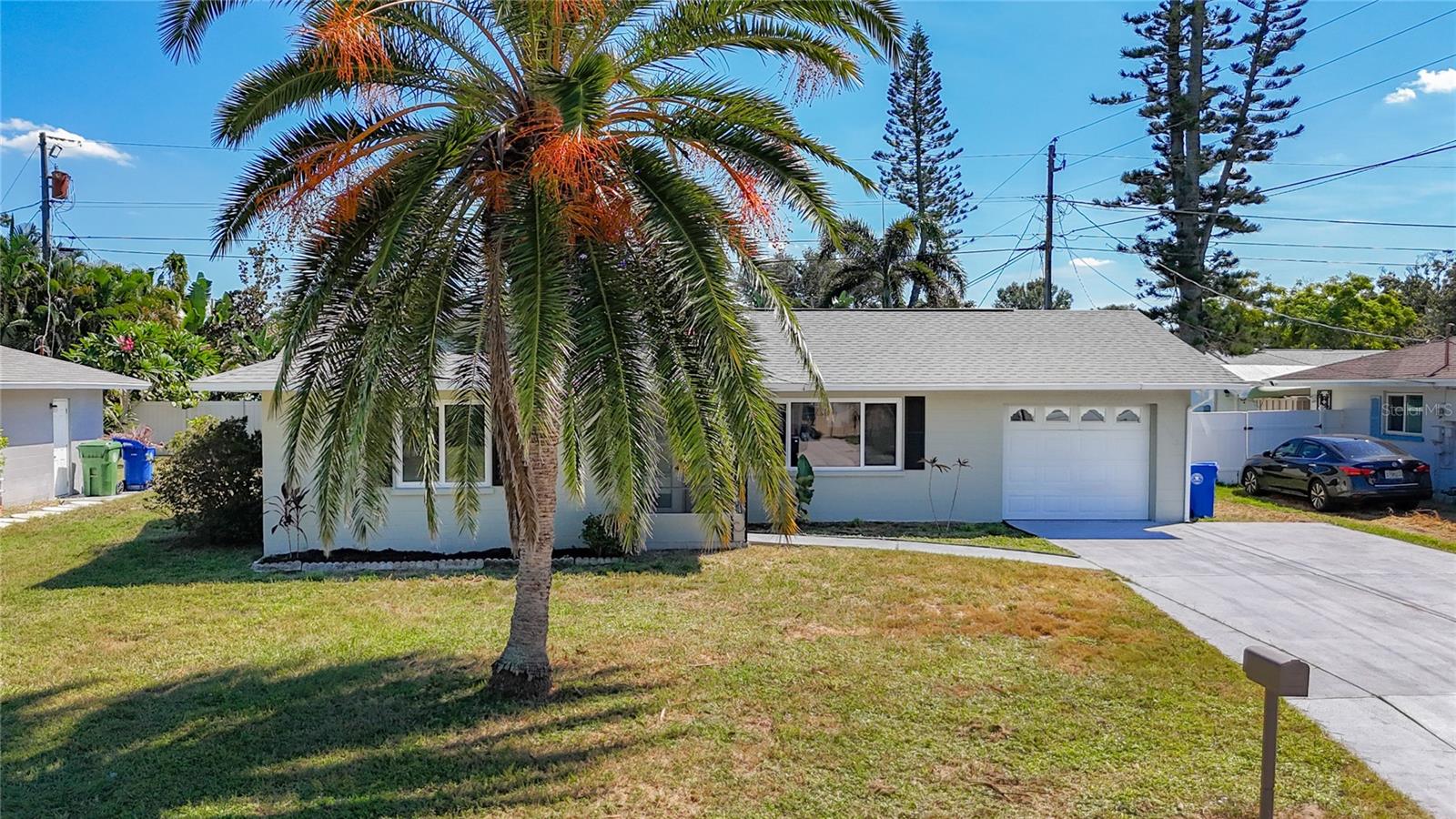 Image 2 of 33 For 3303 Cambridge Drive W