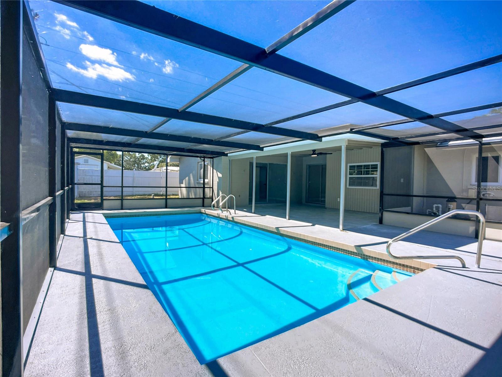 Image 26 of 33 For 3303 Cambridge Drive W