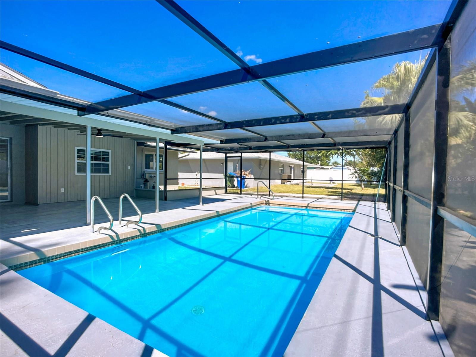 Image 27 of 33 For 3303 Cambridge Drive W