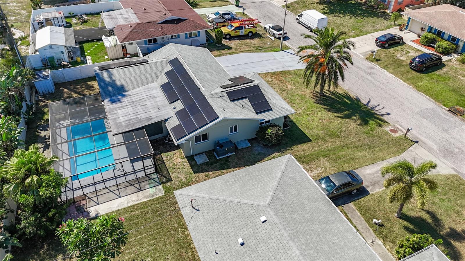 Image 28 of 33 For 3303 Cambridge Drive W