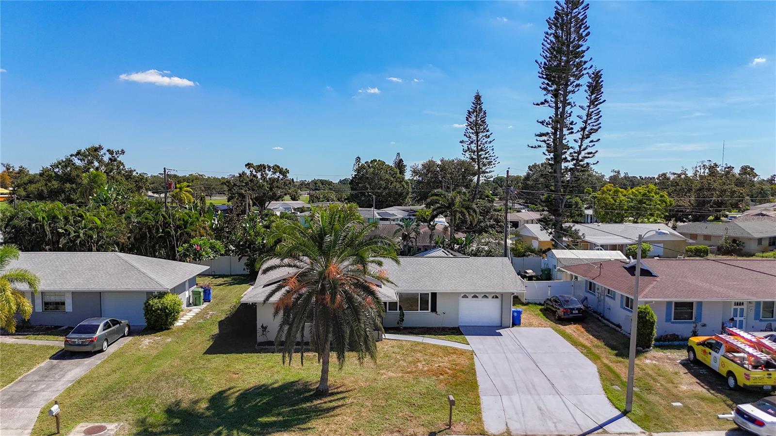 Image 3 of 33 For 3303 Cambridge Drive W