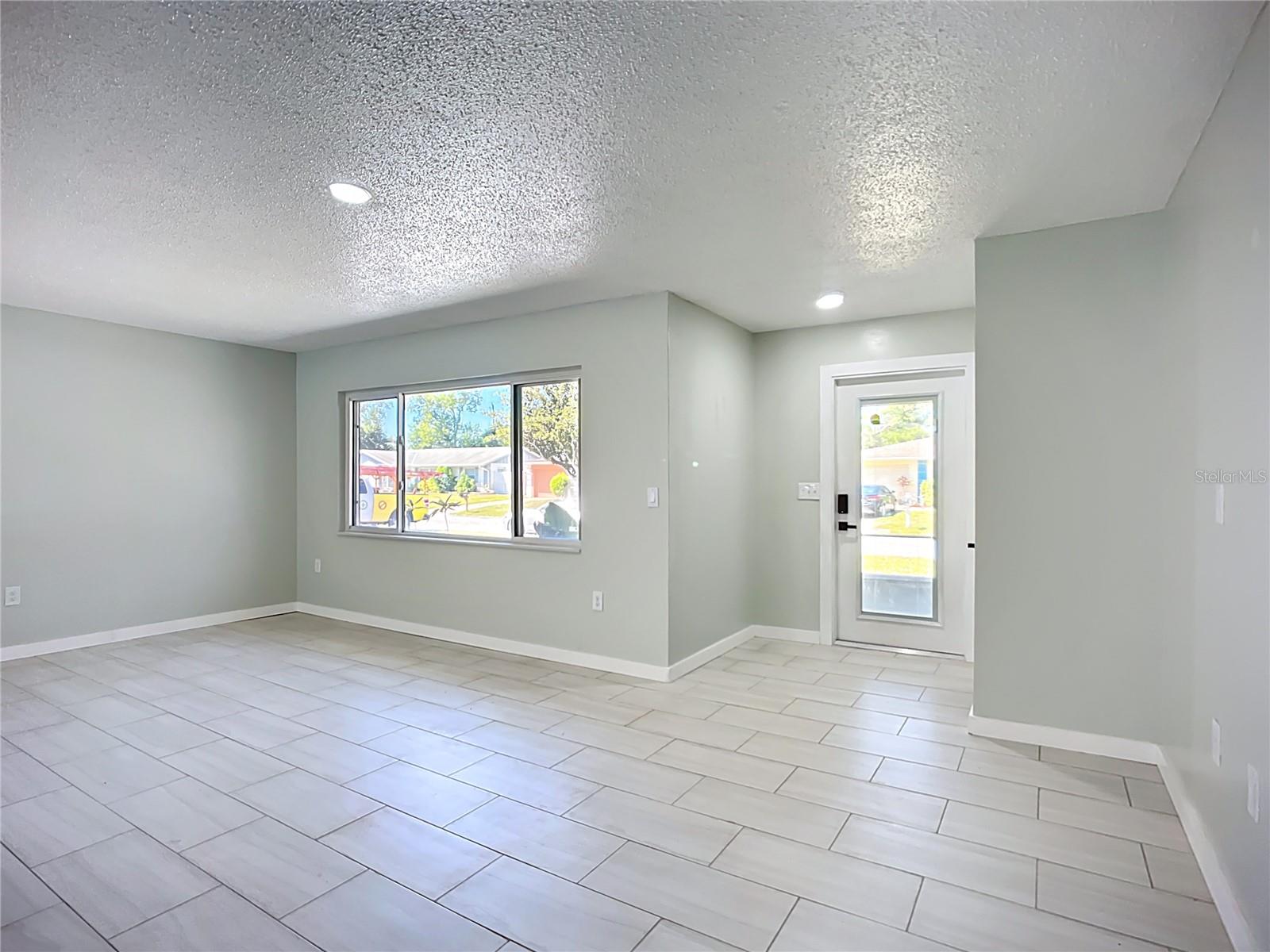 Image 5 of 33 For 3303 Cambridge Drive W