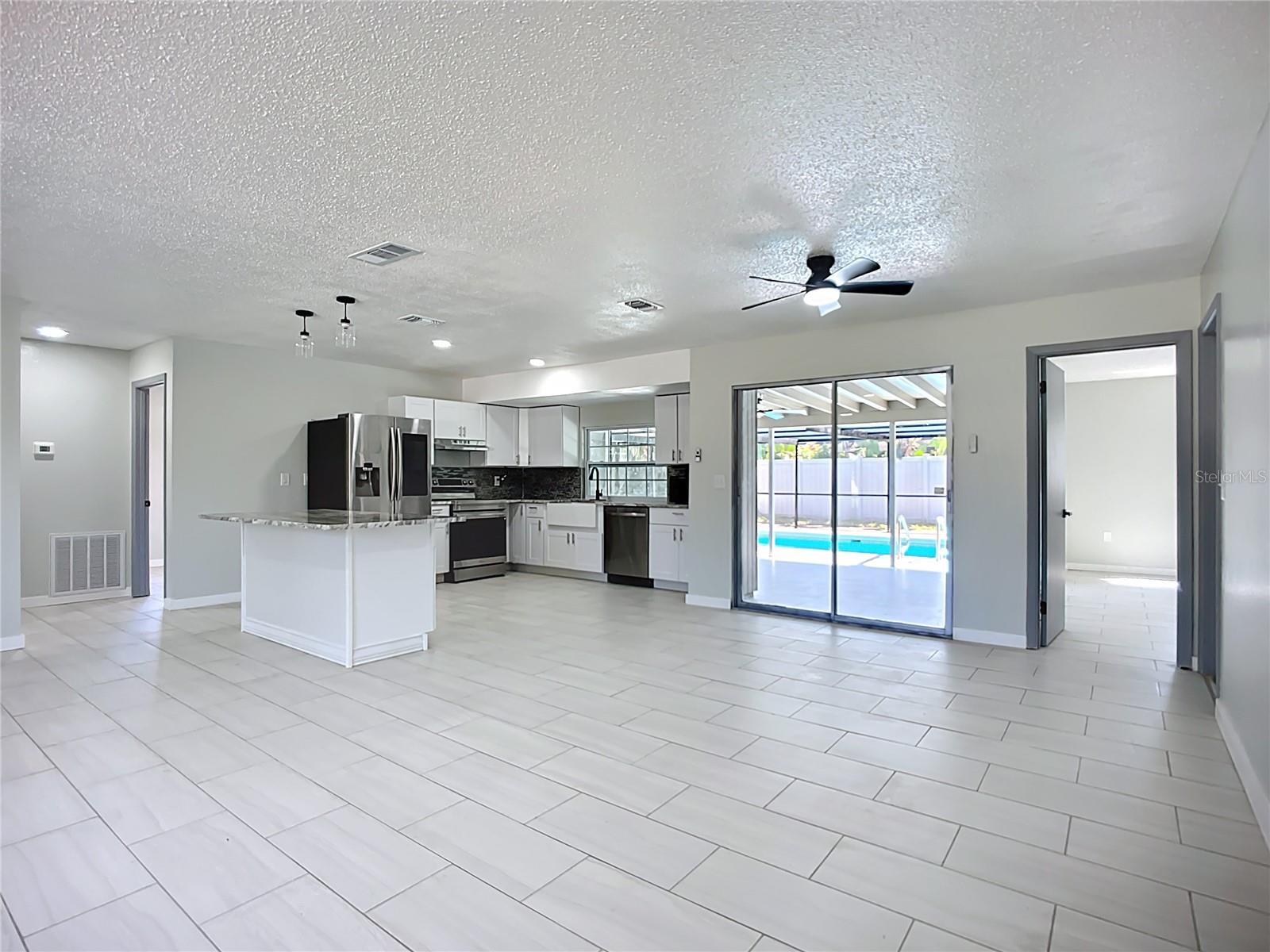 Image 7 of 33 For 3303 Cambridge Drive W