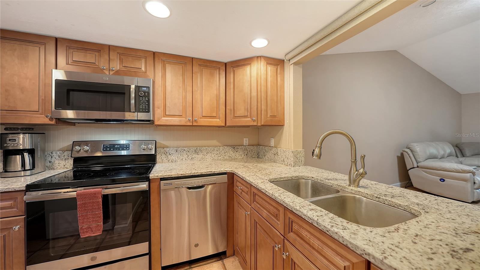 Image 7 of 33 For 734 Jefferson Avenue 734