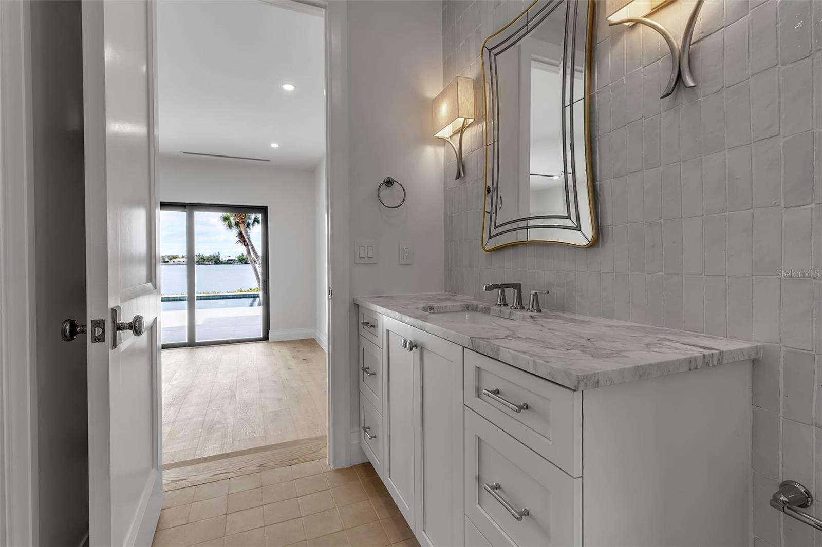 Image 18 of 83 For 2513 Bayshore Road