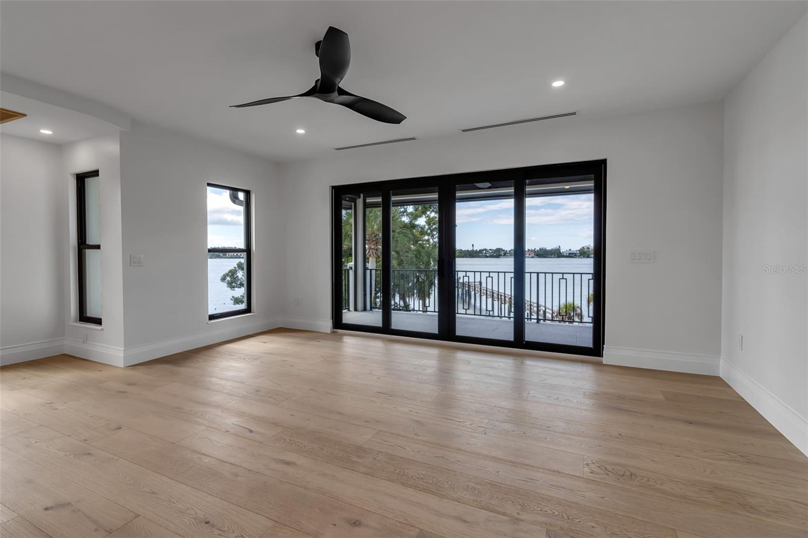 Image 34 of 83 For 2513 Bayshore Road