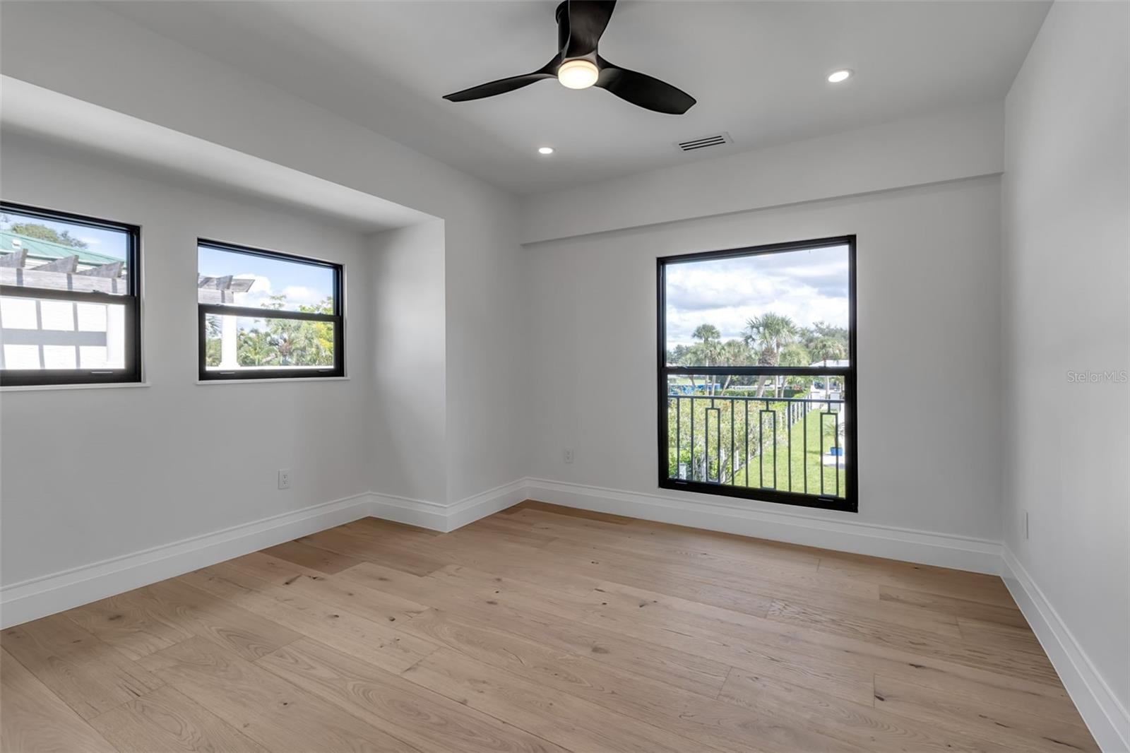 Image 49 of 83 For 2513 Bayshore Road