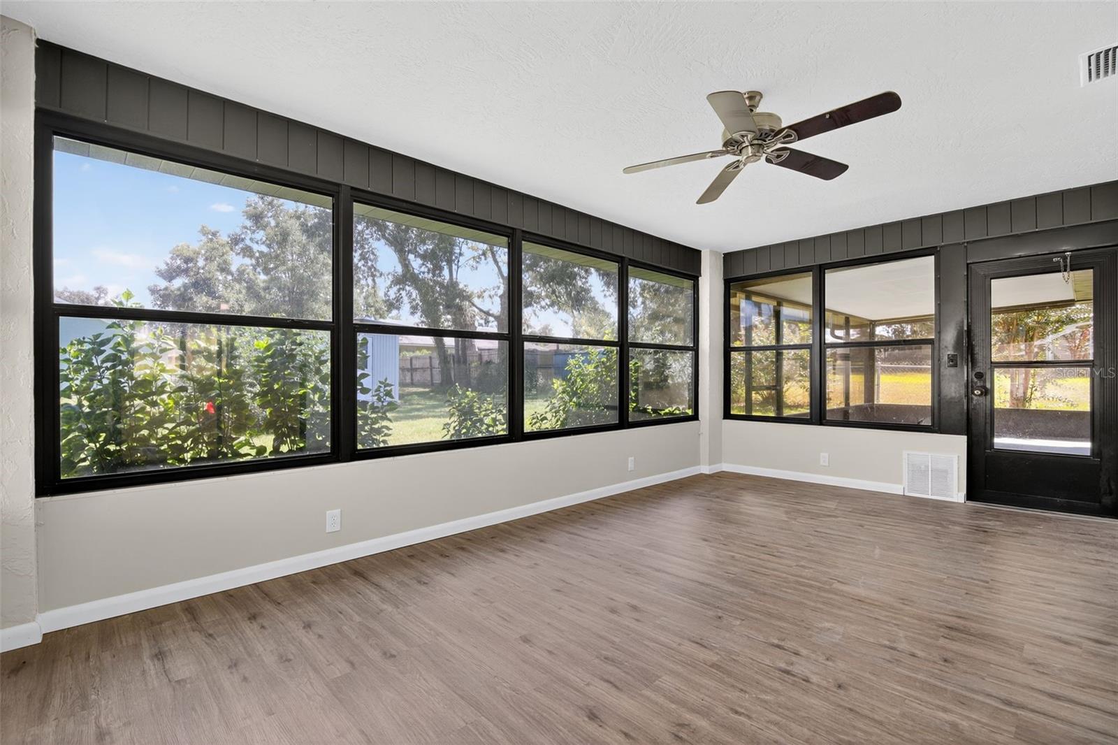 Image 17 of 27 For 1140 Woodcrest Avenue