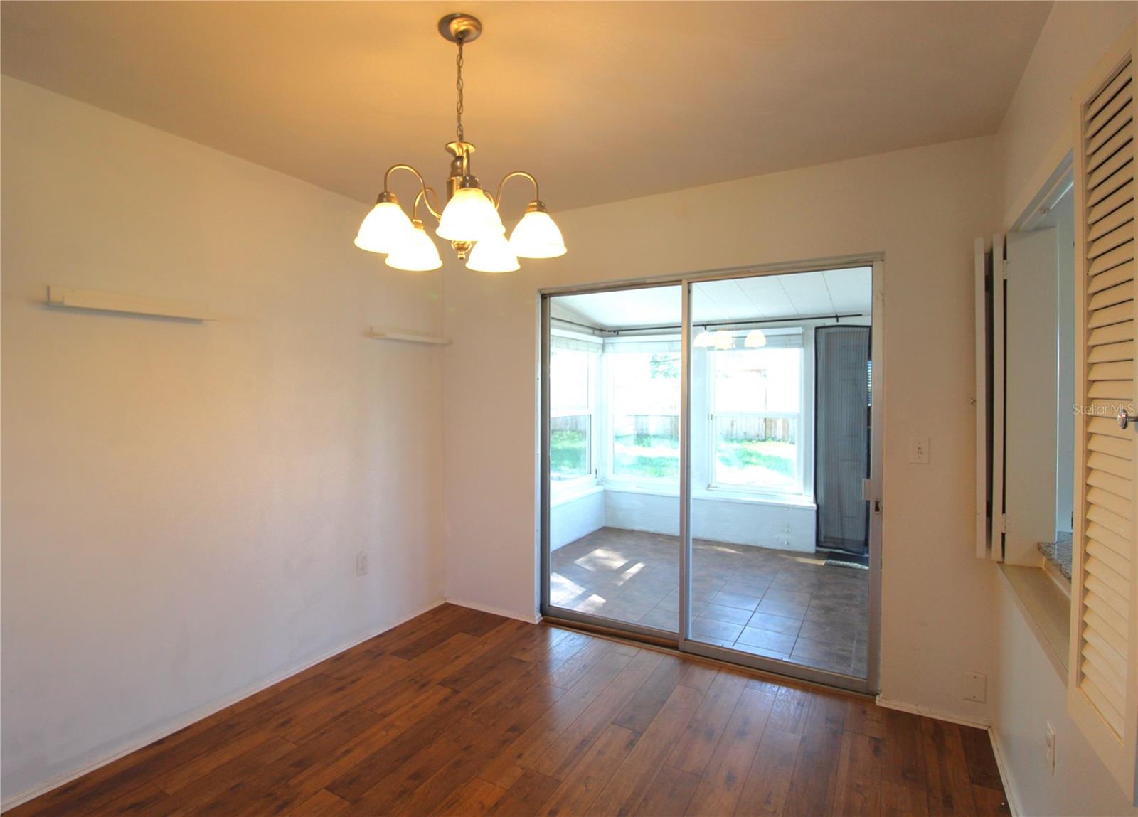 Image 5 of 14 For 552 Sheridan Drive