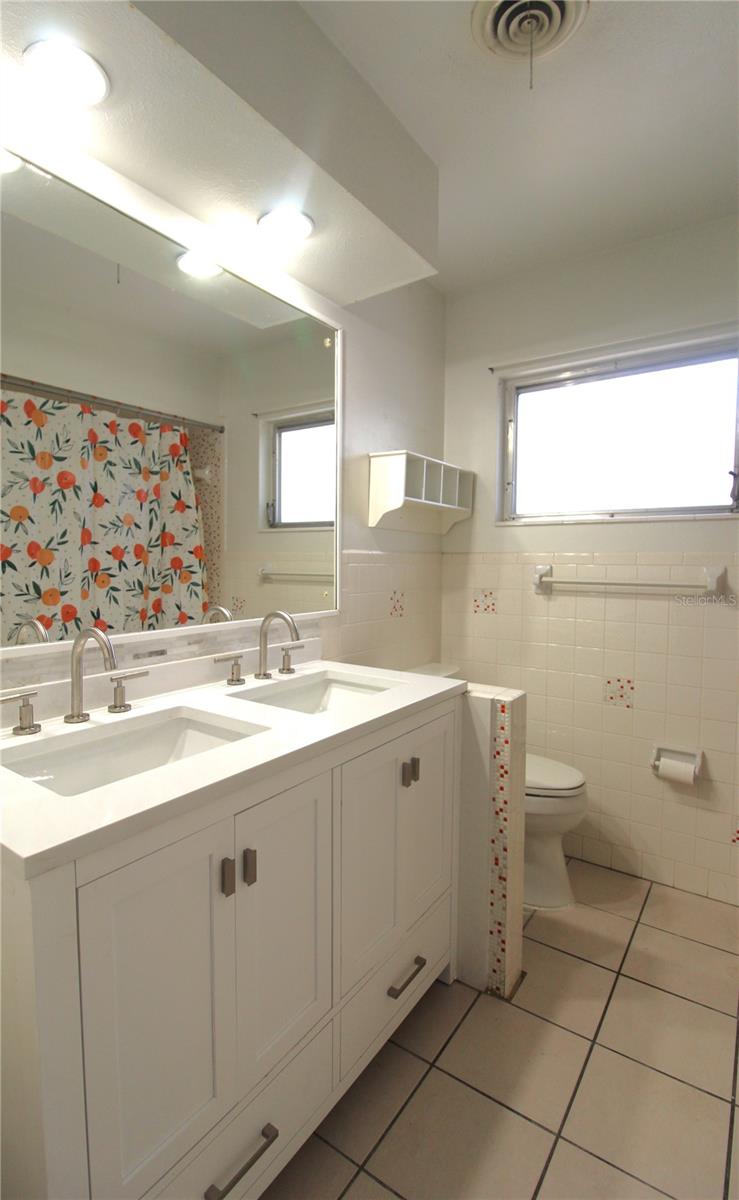 Image 7 of 14 For 552 Sheridan Drive