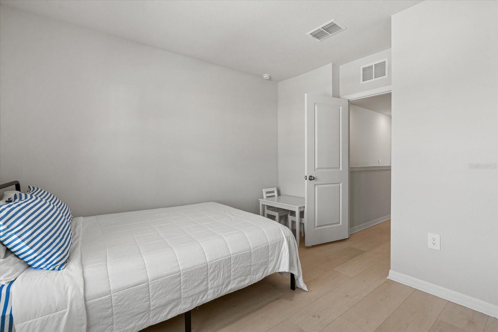 Image 20 of 79 For 17713 Crescent Moon Loop