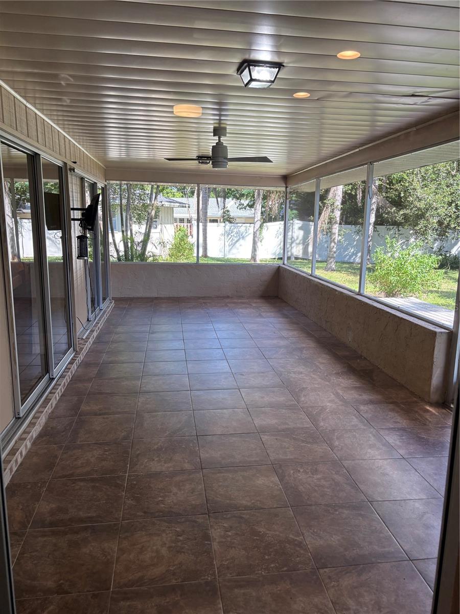 Image 20 of 21 For 2866 Rainbow Circle