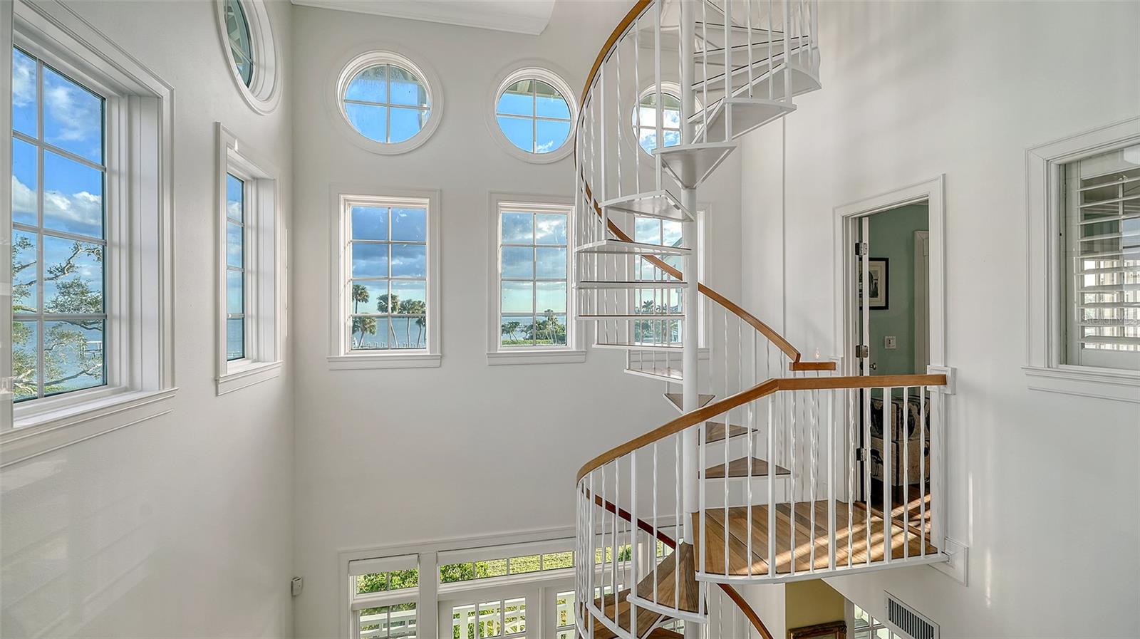 Image 34 of 79 For 31 Island Court