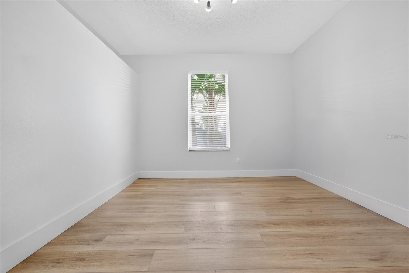 Image 28 of 57 For 8466 Idlewood Court