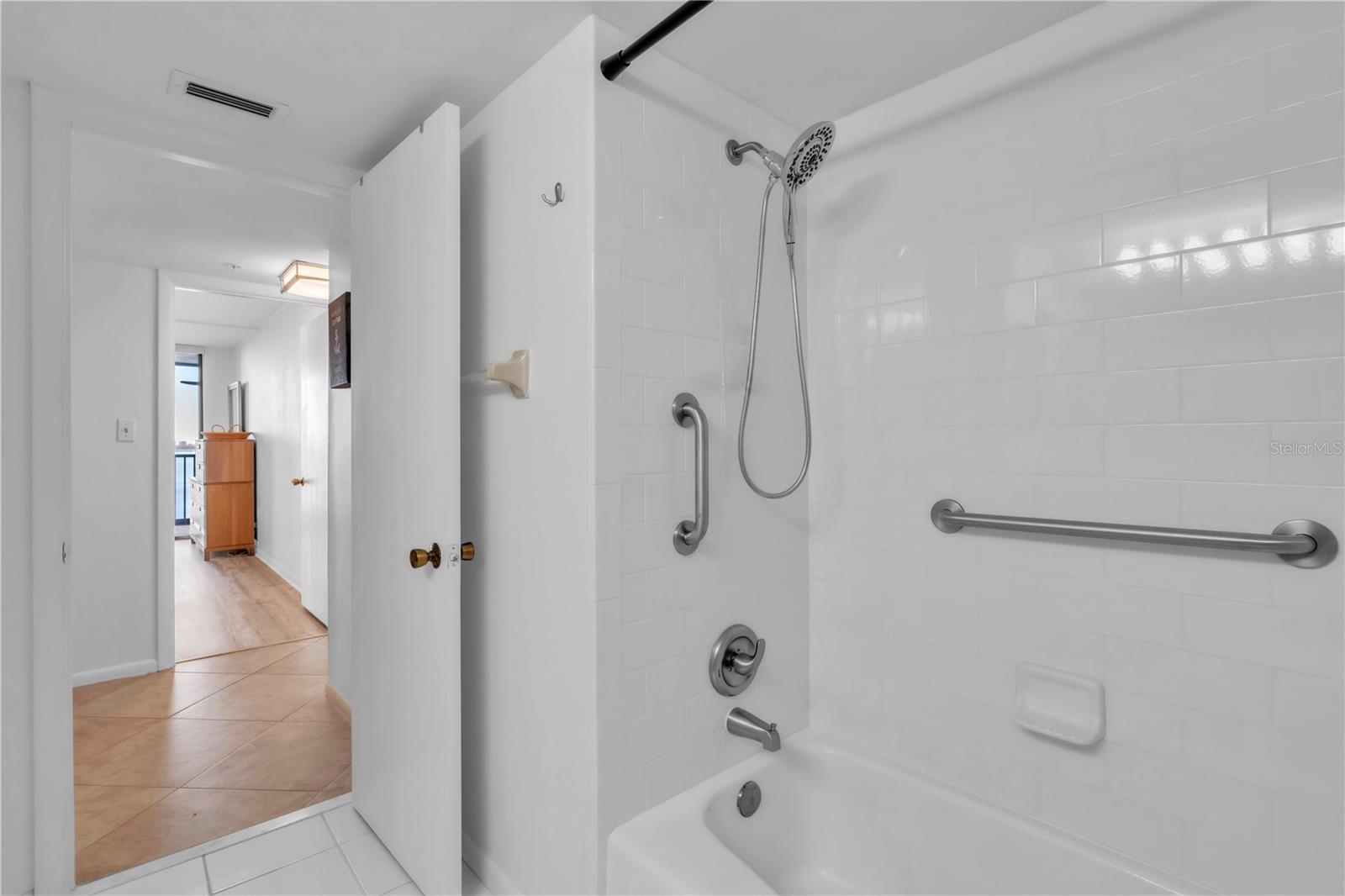 Image 21 of 47 For 11 Sunset Drive 601