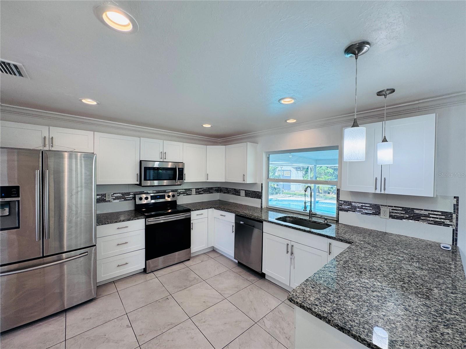 Image 19 of 51 For 2461 Woodland Circle