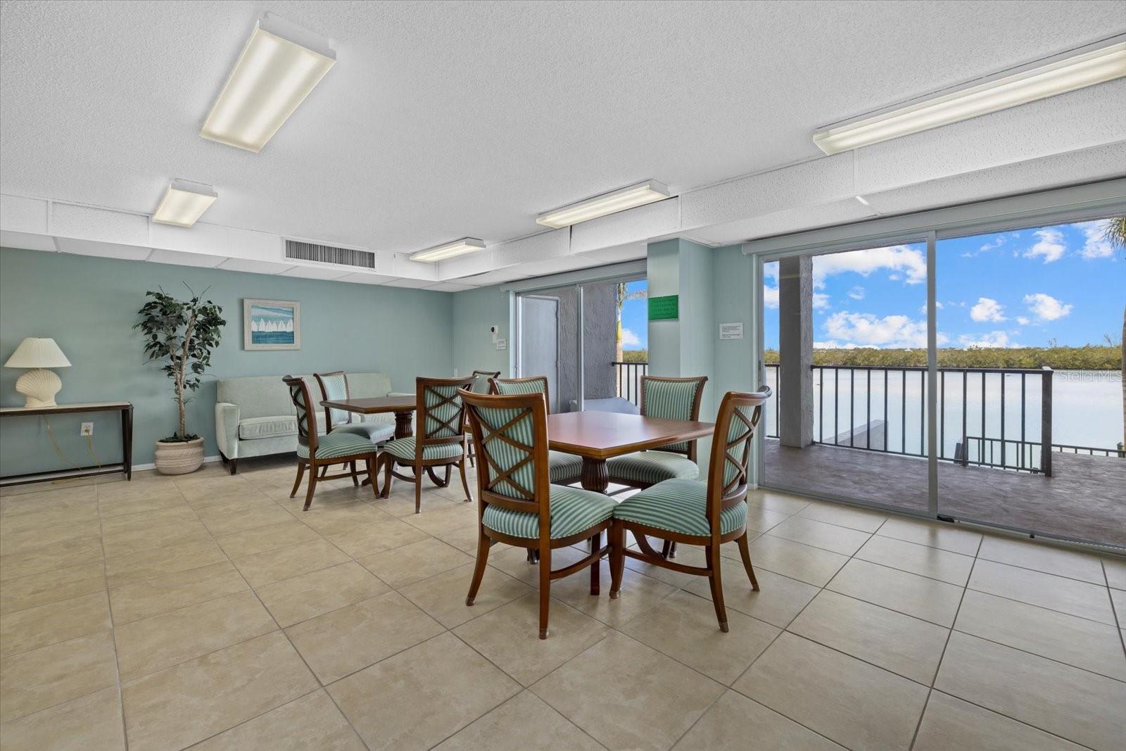 Image 56 of 69 For 9393 Midnight Pass Road P4