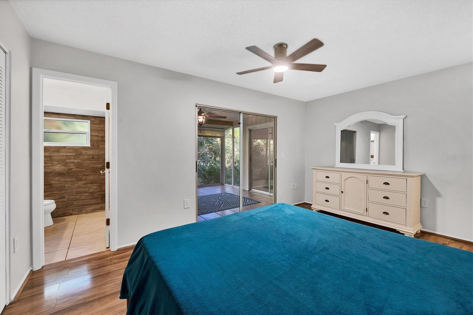 Image 15 of 41 For 4983 Village Gardens Drive 45