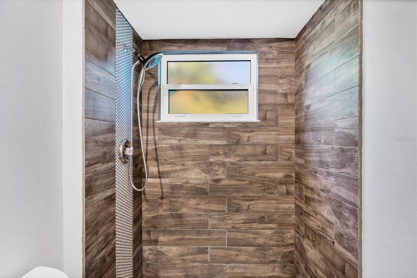 Image 17 of 41 For 4983 Village Gardens Drive 45