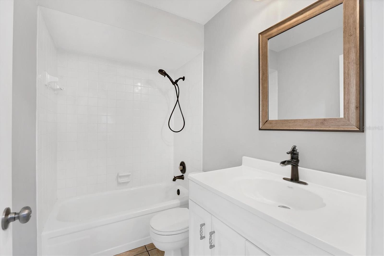 Image 20 of 41 For 4983 Village Gardens Drive 45