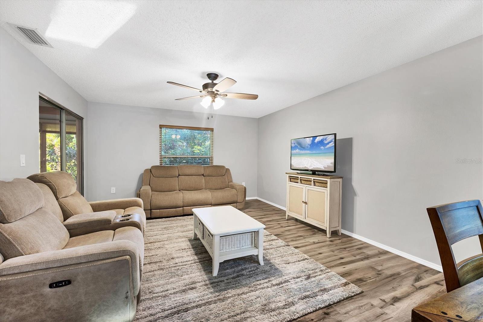 Image 7 of 41 For 4983 Village Gardens Drive 45