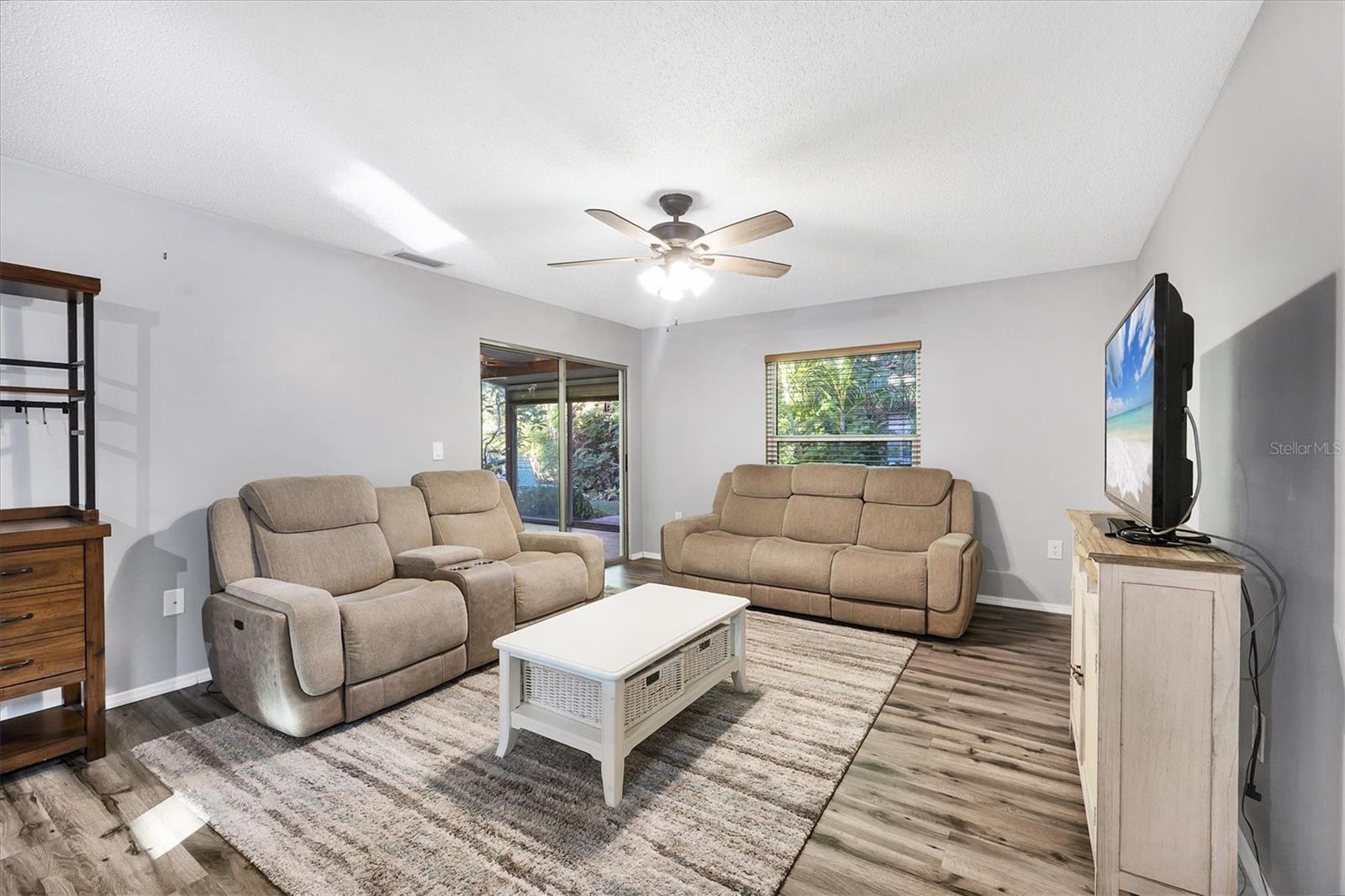 Image 8 of 41 For 4983 Village Gardens Drive 45