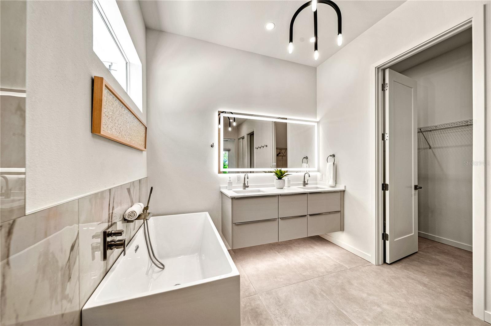 Image 26 of 57 For 2163 Waldemere Street